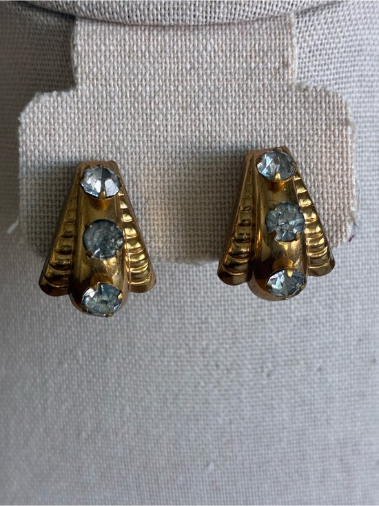 Jewelry - Vintage screw-back earrings.